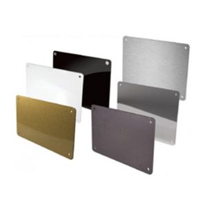 Targa in alluminio con distanziali cromo lucido Ø 13 mm - Stampa 4 colori - 500x350x3 mm